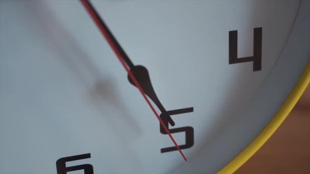 Horloge visage avec tic-tac d'occasion. Gros plan — Video