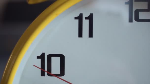 Gros plan du cadran de l'horloge avec tic-tac d'occasion . — Video