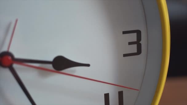 Primer plano plano de la cara del reloj con tictac segunda mano . — Vídeos de Stock