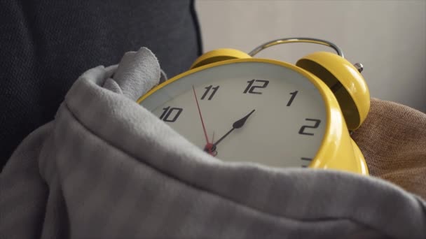 Grande horloge jaune posée recouvert d'une couverture sur le canapé à la maison . — Video