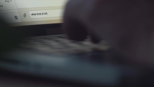 オンライン チャット。ノート パソコンのキーボードでメッセージを入力する男性の手 — ストック動画