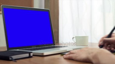 Eller genç tasarımcısı bir tablet ve bir dizüstü bilgisayar evde kullanma
