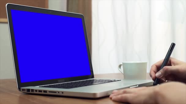 Close up van handen van een jonge ontwerper met behulp van een tablet en een laptopcomputer — Stockvideo
