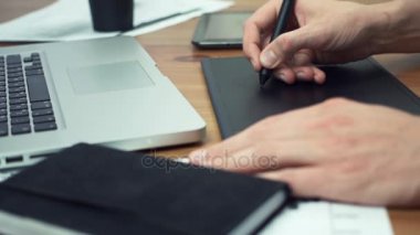 Çizim tablet kullanmanın erkek eller. Grafik tablet ile çalışan tasarımcı