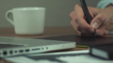 Çizim tablet kullanmanın erkek eller. Grafik tablet ile çalışan tasarımcı