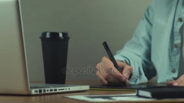 Grafik tablet, tablet çizim çalışma adamın elleri ile çalışan adam