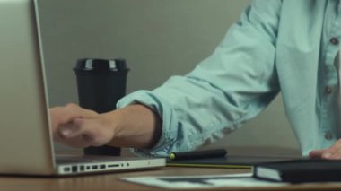 Grafik tablet ile çalışan tasarımcı eller dizüstü bilgisayar kullanan adam