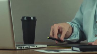 Grafik tablet ile çalışan tasarımcı kahve içme