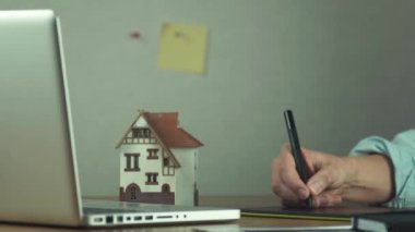 Grafik tasarımcı grafik tablet dizüstü bilgisayarda konut projesi oluşturma kullanma