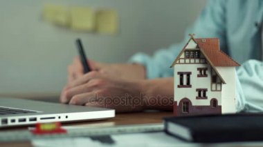 Grafik tasarımcı grafik tablet dizüstü bilgisayarda konut projesi oluşturma kullanma