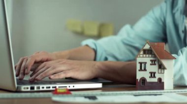 Tipik haber dizüstü genç adam. Evin masada model