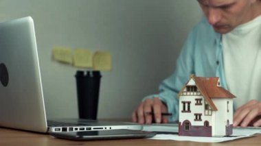 Kalem ve metal cetvel konut projesi oluşturma kullanarak genç mimar