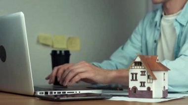 Grafik tasarımcı grafik tablet dizüstü bilgisayarda konut projesi oluşturma kullanma