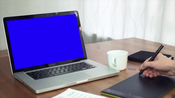 Jonge man met digitizer achter zijn Bureau in creatieve kantoor — Stockvideo