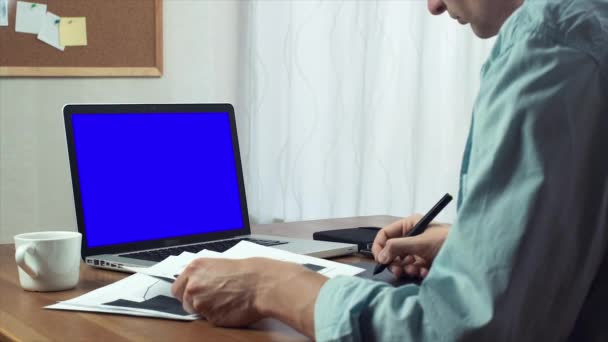 Giovane uomo vestito casual che lavora con l'analisi dei grafici utilizzando tablet digitale — Video Stock