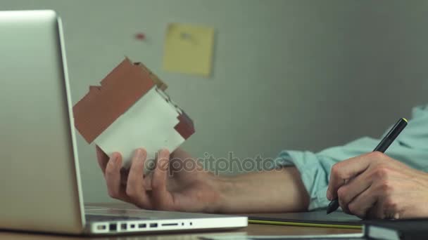 Γραφίστας χρησιμοποιώντας γραφική ταμπλέτα δημιουργώντας σχέδιο στέγασης σε φορητό υπολογιστή — Αρχείο Βίντεο