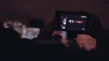 İnsanları vuruyor 3d eşleme ışık gösterisi bir cep telefonu.