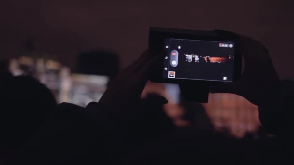 Emberek lő 3d leképezése fény show a mobiltelefon. — Stock videók