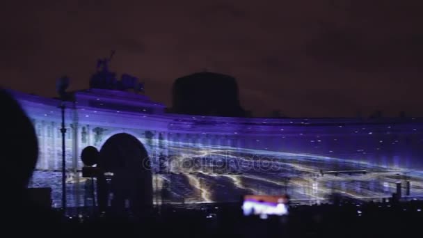 SAINT-PETERSBURG, RUSSIE - 4 NOVEMBRE : Des gens filment un spectacle de lumière de cartographie 3D sur un téléphone portable . — Video