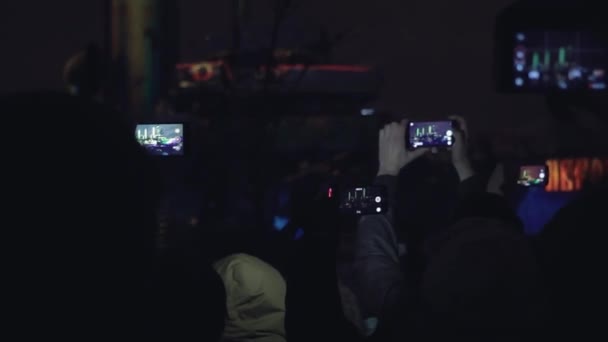 La gente dispara 3D mapeo espectáculo de luz en un teléfono móvil . — Vídeo de stock