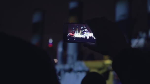 As pessoas fotografam show de luz de mapeamento 3D em um telefone celular . — Vídeo de Stock