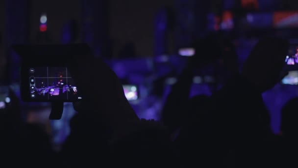 Emberek lő 3d leképezése fény show a mobiltelefon. — Stock videók