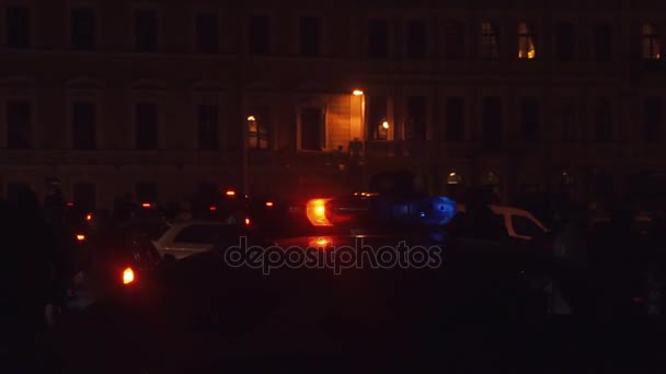 Санкт-Петербург, Російська Федерація-4 листопада: Поліція автомобіль з миготливий світло — стокове відео