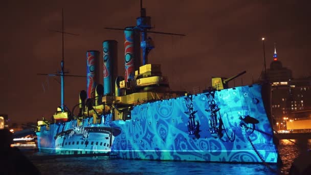 Sint-Petersburg, Rusland-4 November: 3D-toewijzing. De projectie op de kruiser Aurora. — Stockvideo