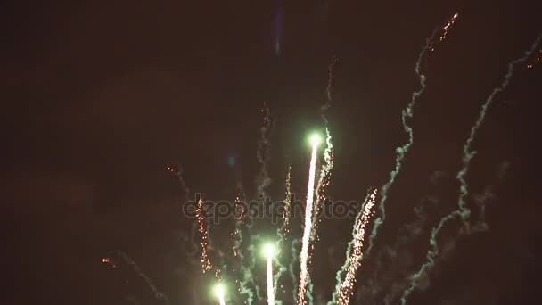 Fuochi d'artificio colorati brillamento bella luce in sfondo buio cielo notturno — Video Stock