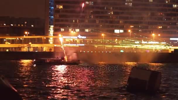 Fireworks starten vanaf drijvend boot — Stockvideo