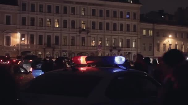 Coche de policía con luz intermitente — Vídeos de Stock