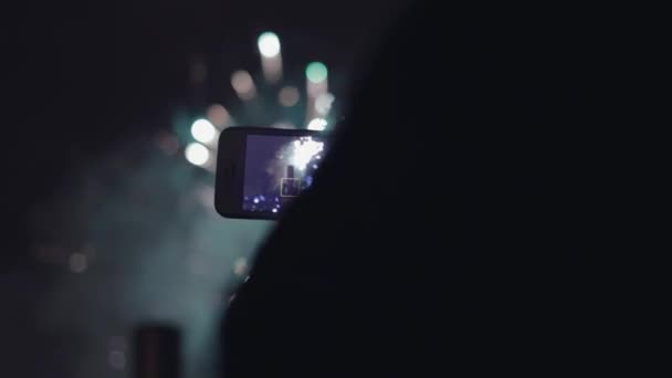 Jong meisje video nemen naar vuurwerk op de smartphone. Close-up — Stockvideo