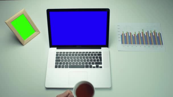 Widok z góry męskich rąk do pracy z wykresami drukowane za pomocą laptopa z zielonego ekranu — Wideo stockowe