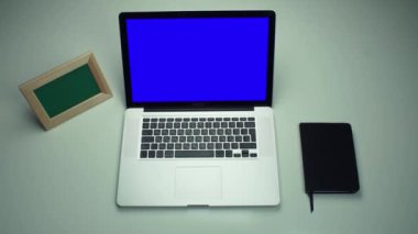 Üstten Görünüm erkek el büro malzemeleri masanın üzerine koyarak.