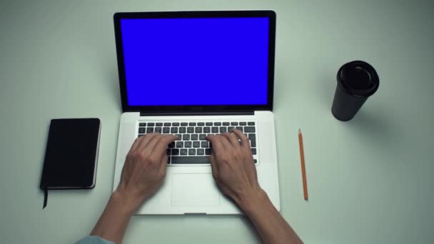 Top vista mãos masculinas usando computador portátil com tela verde na mesa branca — Vídeo de Stock