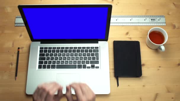 Bovenaanzicht mannelijke handen plakken op plaknotities op laptop met groen scherm. — Stockvideo