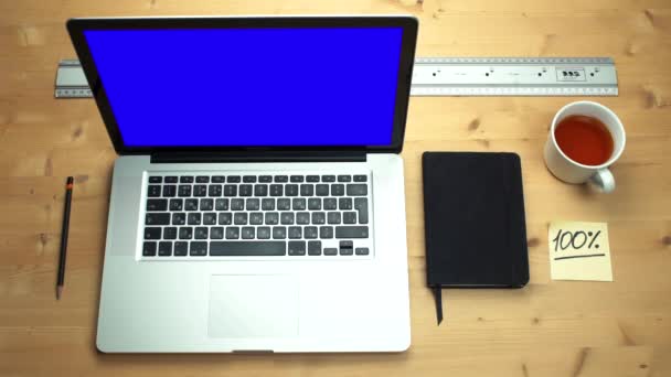 Hombre joven usando el ordenador portátil con pantalla verde en el escritorio de madera. Vista superior en manos masculinas — Vídeos de Stock