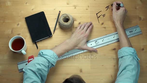 Männliche Hand schreibt mathematische Formeln mit Mathe-Symbolen an Plastikglas mit schwarzem Marker — Stockvideo