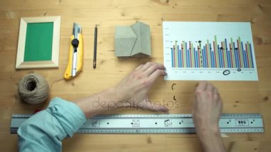 Üstten Görünüm erkek el ahşap masa başında dijital grafik tablet kullanma.