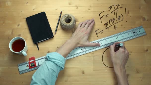 Male hand writing maths formulas math symbols at plastic glass with black marker — Stock Video