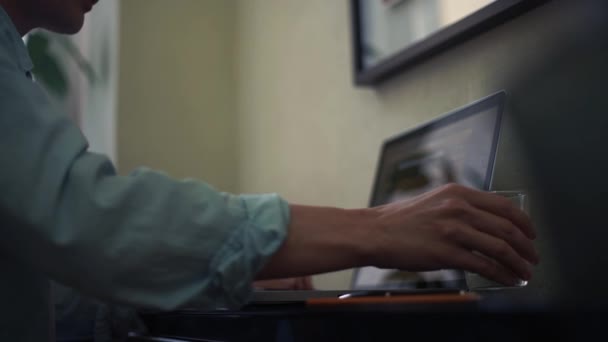 Jovem bebendo água usando laptop em casa. Página do navegador na tela do laptop . — Vídeo de Stock