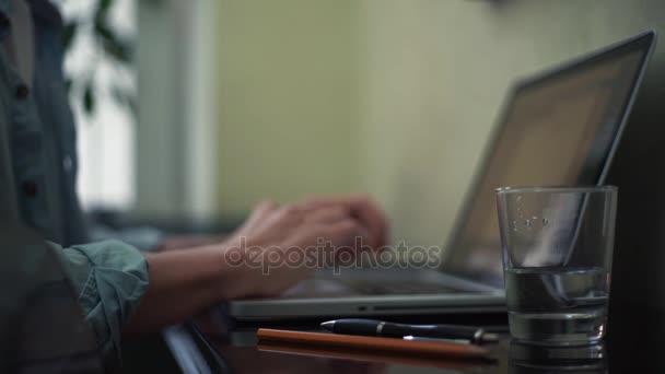 Hombre de negocios escribiendo mensaje utilizando el ordenador portátil en casa — Vídeos de Stock