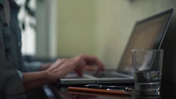 Homem de negócios usando laptop em casa. Nota pegajosa com sinal de pergunta na mesa — Vídeo de Stock