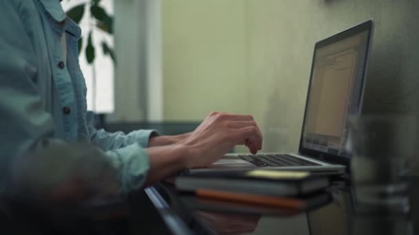 Verksamhet man använder laptop hemma. Fästis med fråga logga på skrivbord — Stockvideo