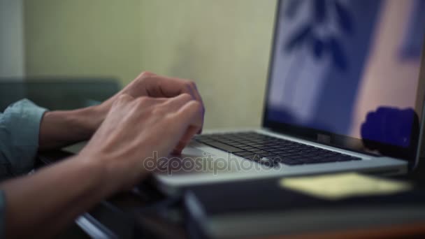 Jovem homem de negócios digitando mensagem usando laptop com tela verde — Vídeo de Stock