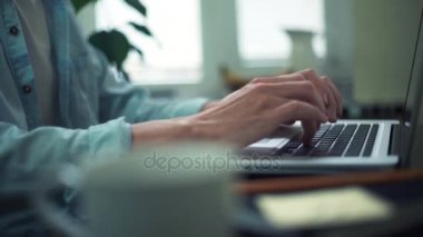 İş adamı tipik dizüstü evde kullanma haber