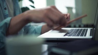 Casual giyimli adam tipik dizüstü bilgisayar üzerinde yapışkan notlar yapma evde kullanma haber