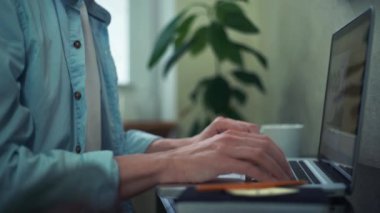 Dizüstü evde kullanan iş adam. Dizüstü ekran grafikleri analiz