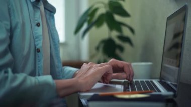 Dizüstü evde kullanan iş adam. Dizüstü ekran grafikleri analiz