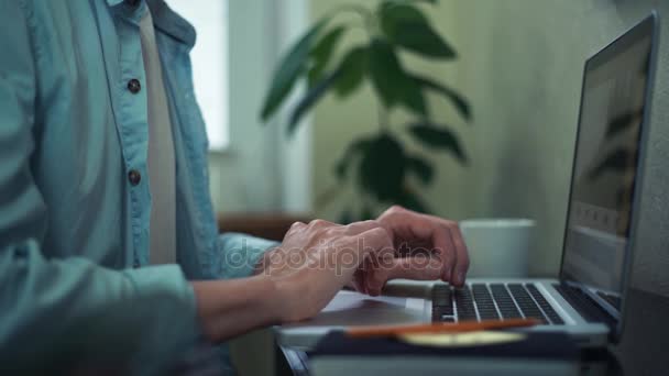 Działalności człowieka za pomocą laptopa w domu. Analiza wykresów na ekranie laptopa — Wideo stockowe